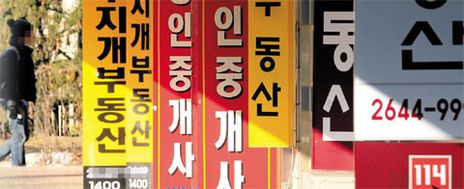 ‘임대보증보험 의무화’에 불안한 전세시장... 보증료 부담에 집주인들, ‘전세→월세’ 탈출 ‘임대보증보험 의무화’에 불안한 전세시장... 보증료 부담에 집주인들, ‘전세→월세’ 탈출