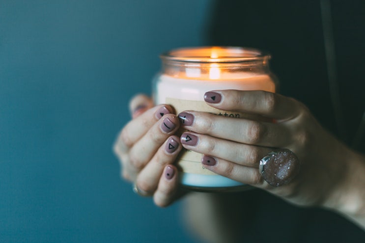  Hold a candle to 뜻 한방에 이미지로 기억하기 - Hold a candle to는 촛불을 들다에서 시작해서 누구와도 비교가 안되는의 의미를 한방에 이미지로 기억하기