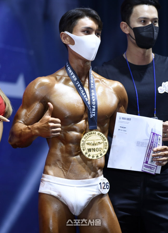  보디빌더대회 남녀1위.