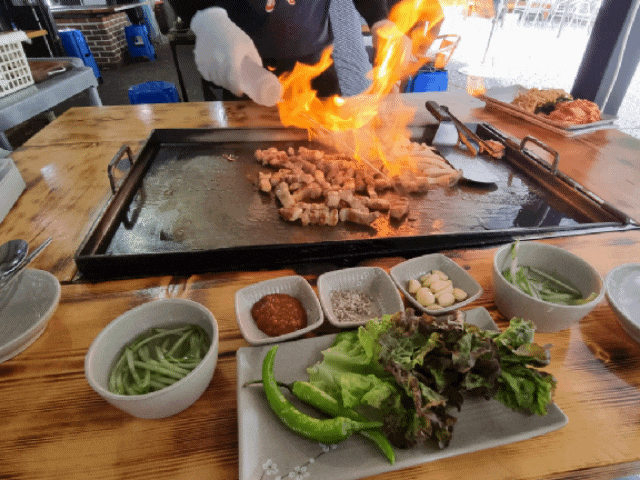  경기도 고양시 삼겹살 맛집 '당구대 장작 통 철판 삼겹살' 후기