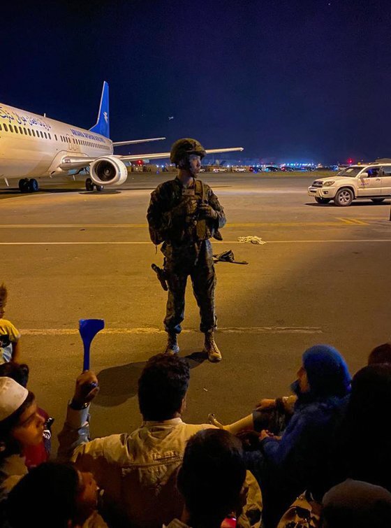  비행기 매달린 시민, 미군은 총 쐈다..피 물든 카불 공항.