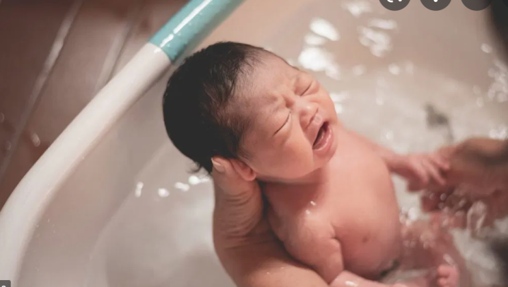신생아 목욕 매일 시키고 로션 발라야 하나요? 아기 목욕 횟수에 대한 논란 정리
