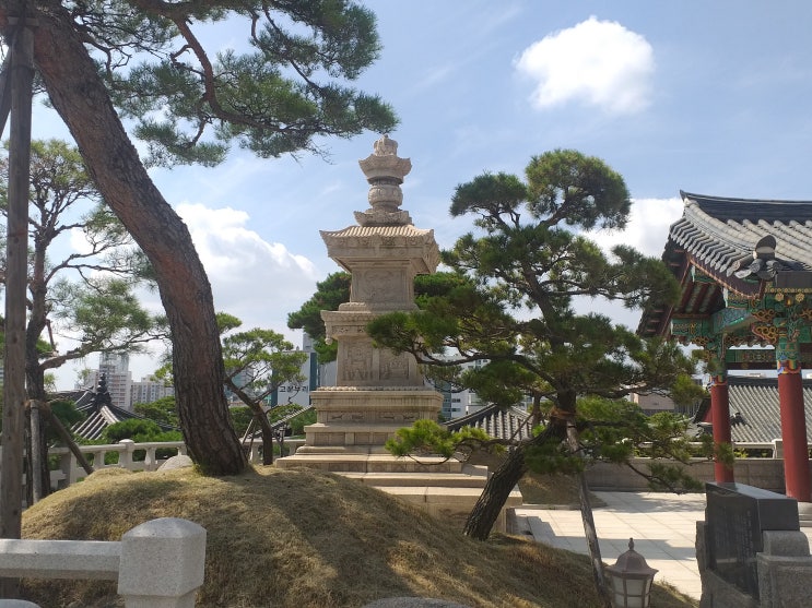 건물옥상에 재현된 사찰. 인천 용화선원(龍華禪院)