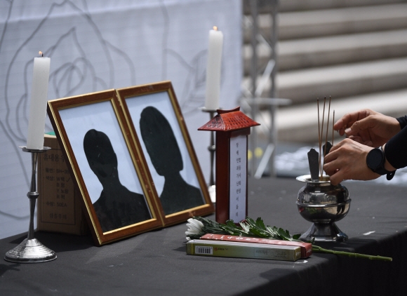 코로나에 내팽개쳐진 가난한 죽음…아무것도 하지 않는 복지가 죽였다 코로나에 내팽개쳐진 가난한 죽음…아무것도 하지 않는 복지가 죽였다