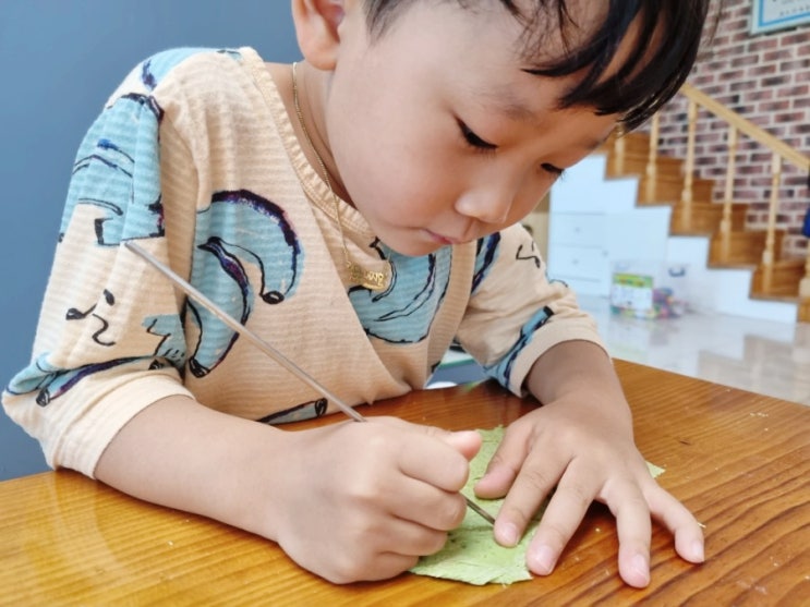  오감발달 촉감놀이 밀가루로 반죽해 모양내기 칼국수만들어먹기