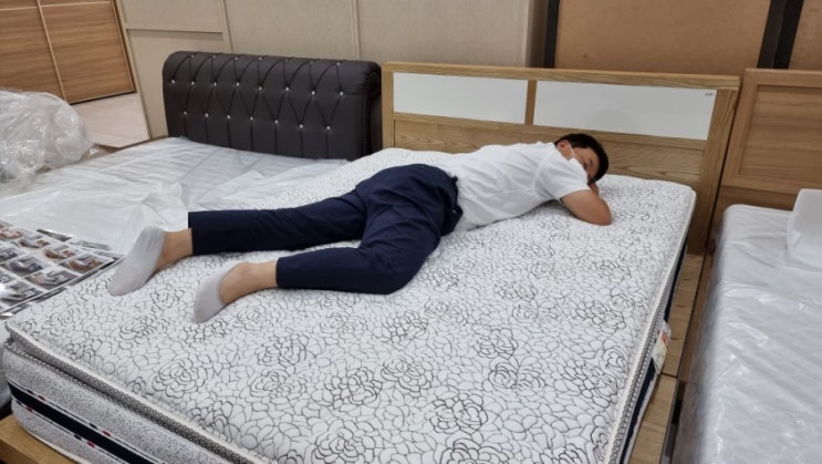 퀸사이즈 침대 크기 알아보고 아들 침대 구입 예정. 아로미가구 네이버 라이브쇼핑 8월 23일 오후 1시.