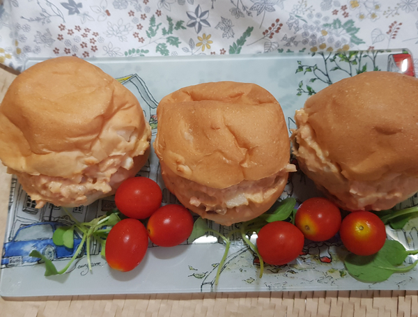  모닝빵 에그샌드위치 오이 양파피클을 넣어 담백한맛!