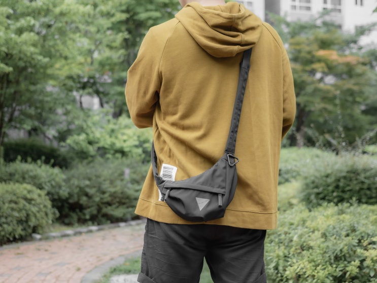  힙한 스트릿룩 패션 아이템 추천, 남자 초미니 바디 슬링백