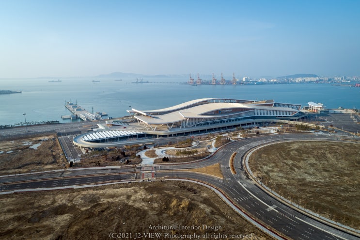 드론으로 바라본 인천항 국제 여객터미널 건축 사진촬영