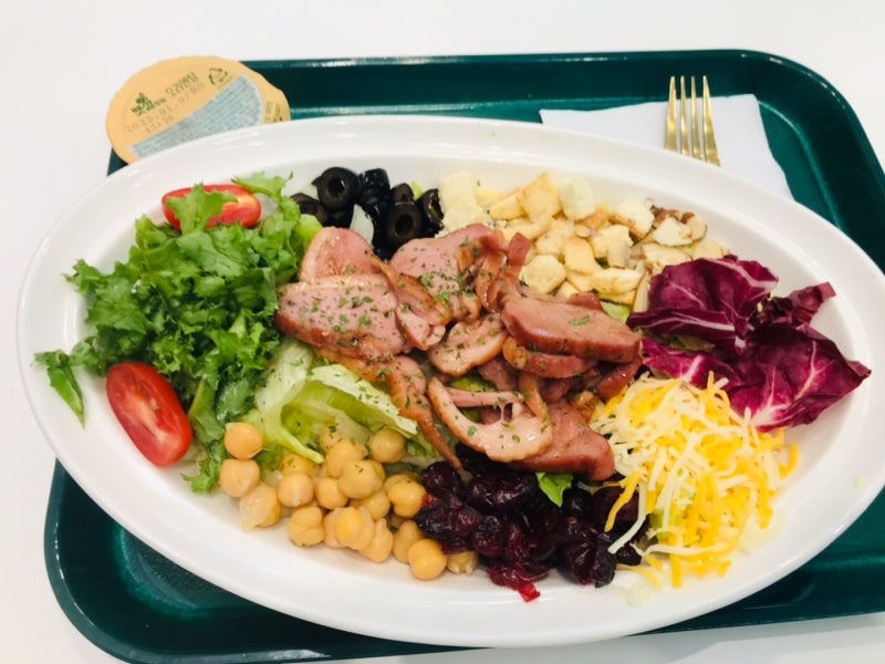 훈제 오리 샐러드를 체중 감량에 좋은 맛있는 점심 메뉴로 만드십시오. 2