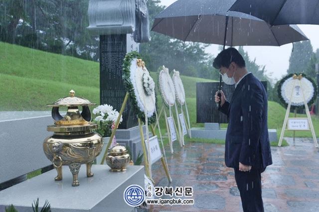 박용진 후보 <b>김대중 대통령 묘역</b> 참배 “뉴DJ의 길로 가겠다”