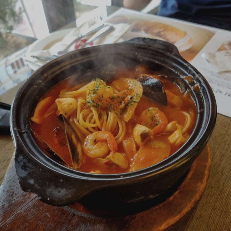 &lt;수지맛집&gt; 닐리 수지구청점 -스파이시 뽈로, 빼쉐, 고르곤졸라피자