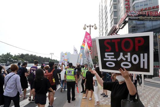 건강가정법 16년 전쟁…"차별적 법령" vs "동성혼 합법화 음모" 건강가정법 16년 전쟁…"차별적 법령" vs "동성혼 합법화 음모"
