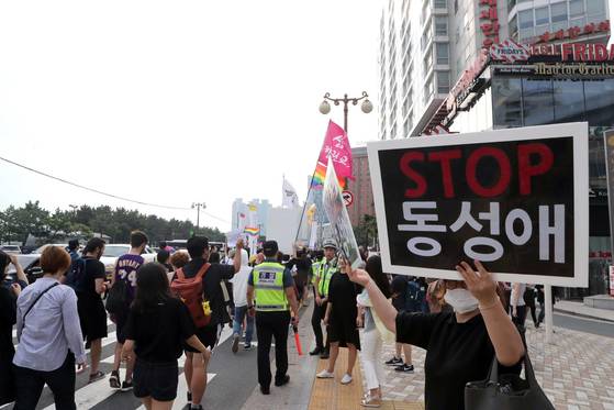 건강가정법 16년 전쟁…"차별적 법령" vs "동성혼 합법화 음모"