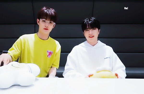 트레저 스튜디오 지훈(로미) 소정환(포동이) TREASURE #트문트답 영상 보정 움짤! 트레저 스튜디오 지훈(로미) 소정환(포동이) TREASURE #트문트답 영상 보정 움짤!
