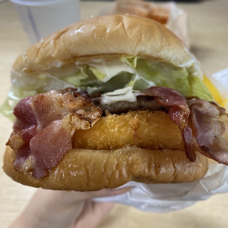  치즈패티가 맛있는 모짜렐라 인더버거 베이컨