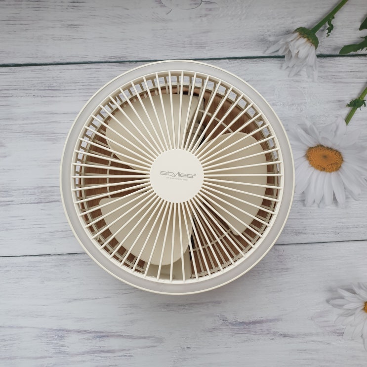  디자인이 너무 깔끔한 폴딩 무선 선풍기- 스타일리스 led 휴대용 우드 폴딩팬