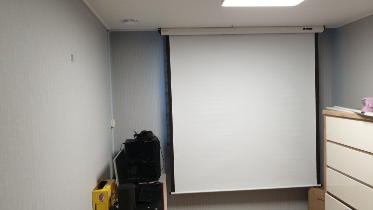  성남시 분당구 가정집 작은 방에 가정용빔프로젝터 전동스크린 설치하기