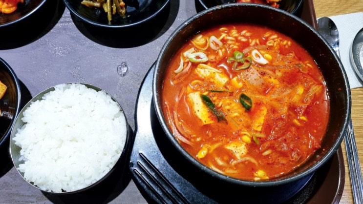  교대 밥집,  "명동손국수" 부대찌개도 맛있는데?!