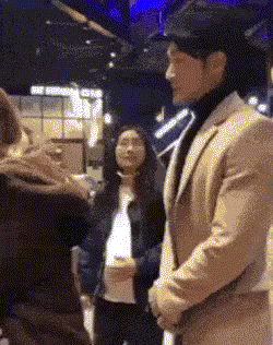  임산부에게 자리 양보해주는 훈훈한 상황
