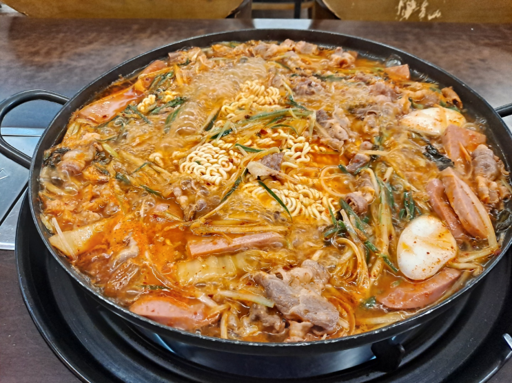  방이맛골 신의주 부대찌개에서 사리까지 추가해서 든든한 저녁