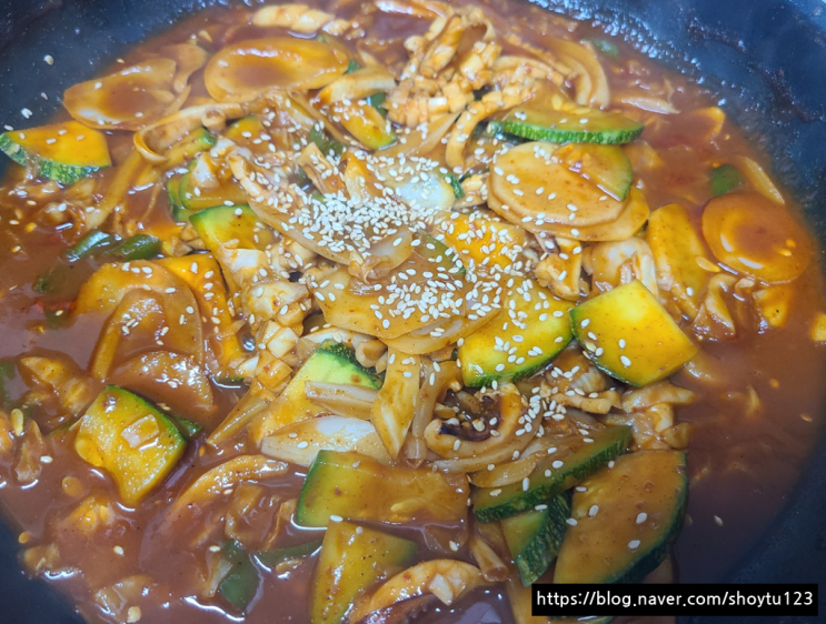일요일 저녁은 엄마표 오징어 볶음으로 가즈아~~ 일요일 저녁은 엄마표 오징어 볶음으로 가즈아~~