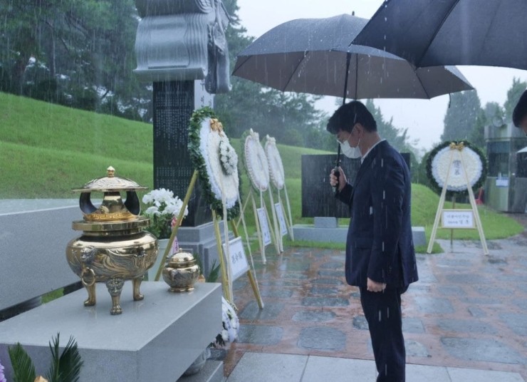702 - <b>박용진</b> 국회<b>의원</b> 김대중 대통령 묘역 <b>참배</b> "뉴DJ의 길로... 