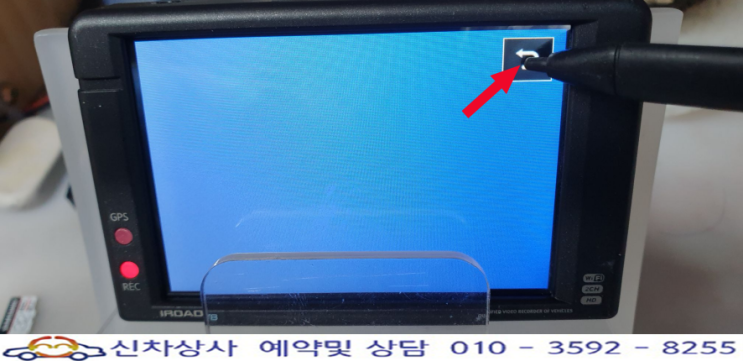 아이로드 T8 IROAD T8 블랙박스 영상이 입력되고 있지 않음, 꺼졌다 켜졌다 반복, 화면 터치 오동작. 아이로드 T8 IROAD T8 블랙박스 영상이 입력되고 있지 않음, 꺼졌다 켜졌다 반복, 화면 터치 오동작.