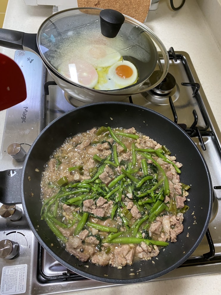 부르봉’s 태국식 돼지고기덮밥(팟카파오무쌉) 레시피