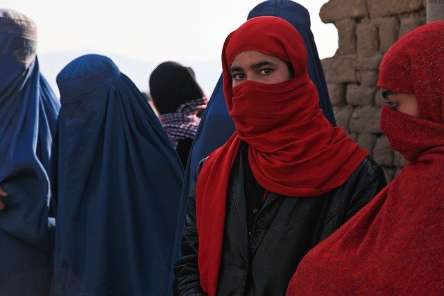 '하루아침에 20년 전으로' 의상도, 교육도, 미래도 제한될 위기의 아프간 여성들