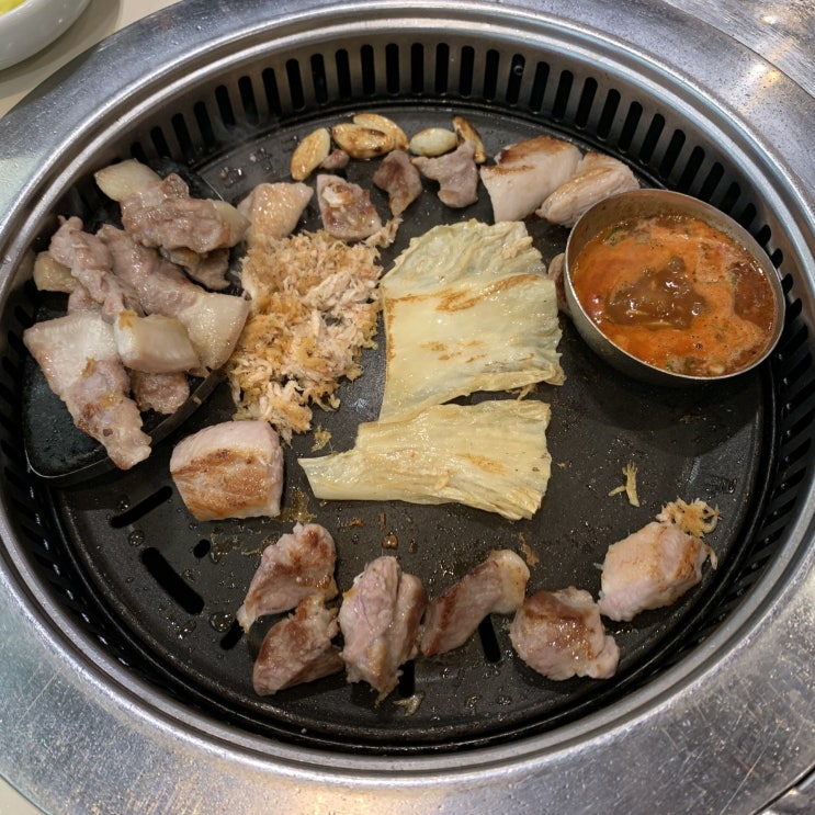  돼지고기에 백김치 올려먹는 서면맛집 맛찬들
