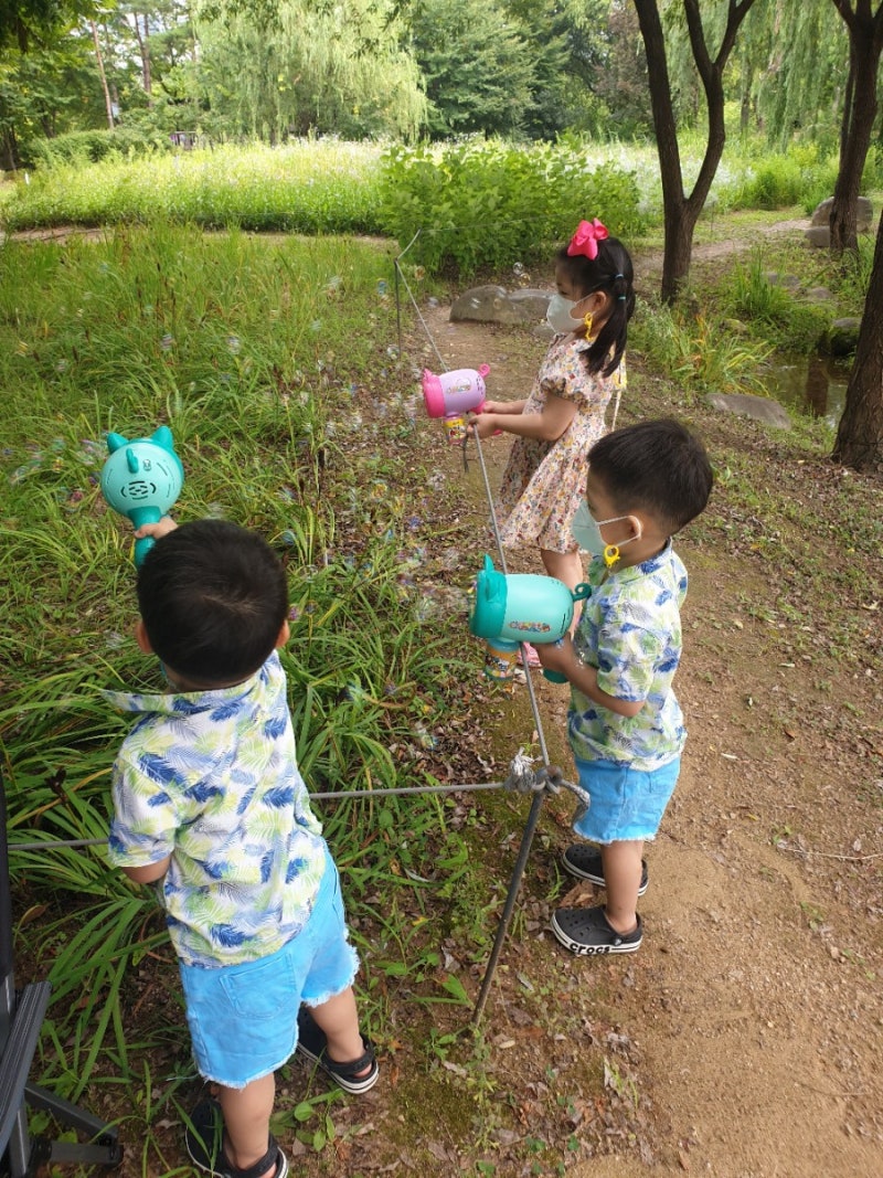 아침에 눈 뜨는 게 무서웠던 시간이 있었습니다. 30대부터 혼자 아이들을 키우며 현실의 스트레스를 매일 버텨야 했습니다. 그 스트레스가  먼저 두피로 나타났습니다. 머리는 빠지고 두피는 예민해지고 아무리 머리를 감아도 개운하지가 않았습니다. 어느 순간 보니 저뿐만 아니라  아이들도 탈모와 두피 예민함으로 같이 힘들어하고 있었습니다. 그래서 시작했습니다. ..., image size:800x1067