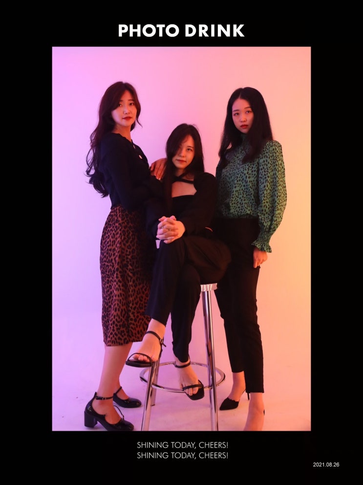  포토드링크 셀프사진관 네온사진존에서 우정사진찍기