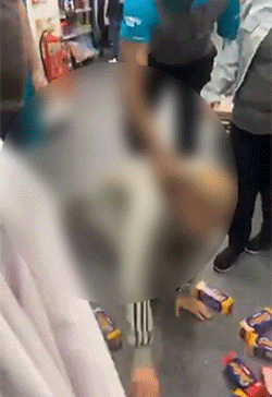 왼팔 없는 대신 다리와 오른팔로.... 좀도둑 내쫓은 英 장애인 직원 왼팔 없는 대신 다리와 오른팔로.... 좀도둑 내쫓은 英 장애인 직원