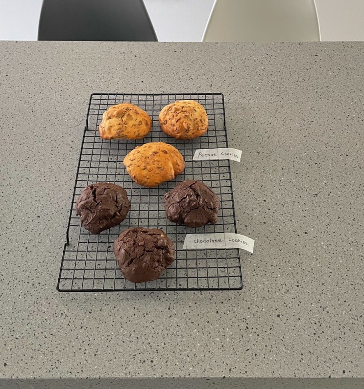  peanut cookies / chocolate cookies