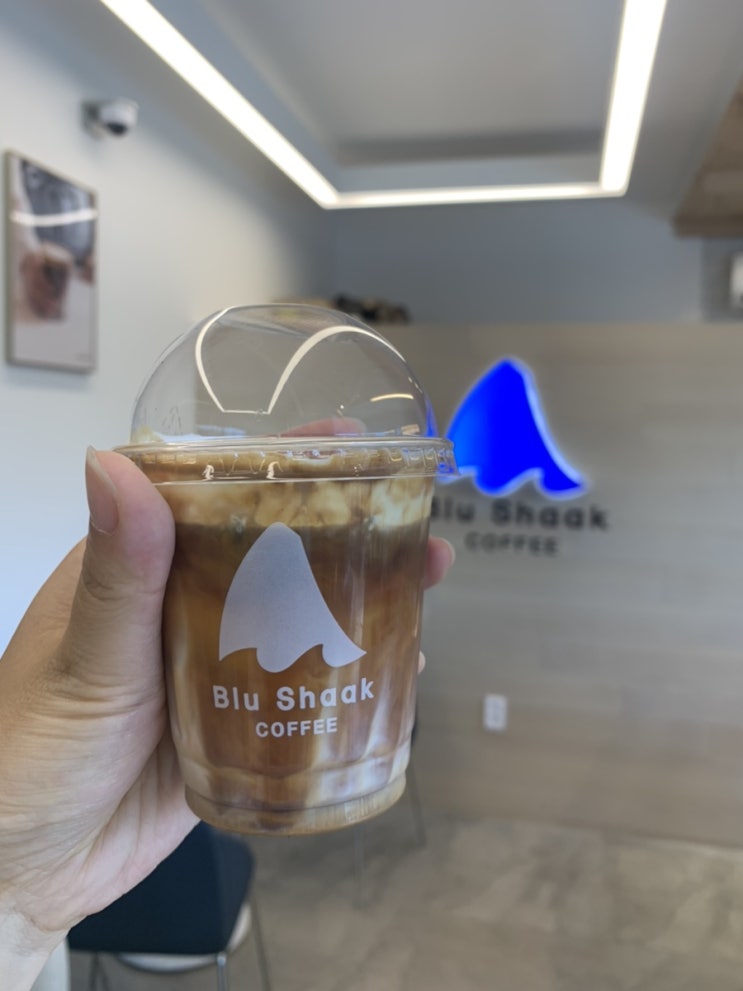  귀여운 샥로고와 시그니처 샥라떼가 맛있는 창원 용호동 카페, 블루샥 창원시청점 :)