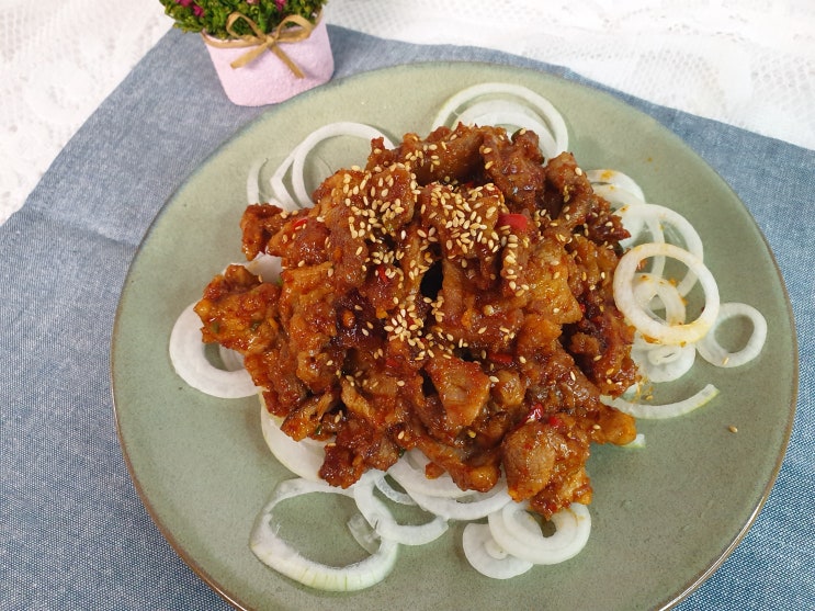  돼지 앞다리살 요리 매콤하게 볶아낸 불고기