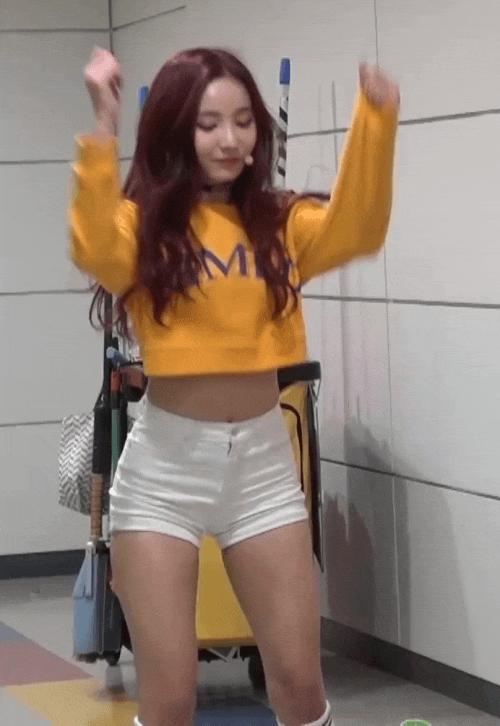  제자리 멀리뛰기 하는 모모랜드 시절 핫팬츠 연우 움짤