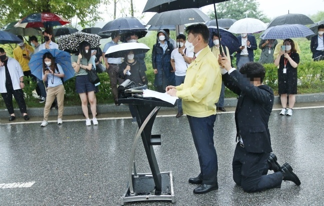 <b>바이든</b>도, 존슨도, 메르켈도, <b>마크롱</b>도 우산 직접 들었다