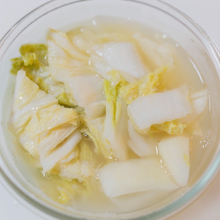  백김치 한 입에 느끼함이 쏴-악 홍이백김치