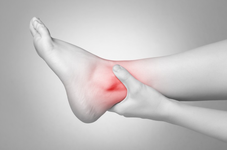 발목 통증을 초래하는 발목 관절염 원인