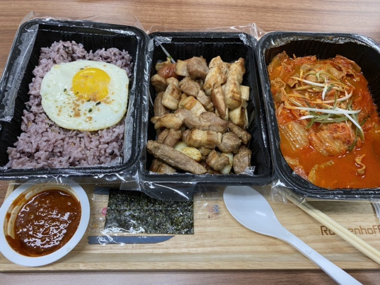 프리미엄쫄면삼겹 고돼지의 '돼지짜글이'와 '직화고기만'