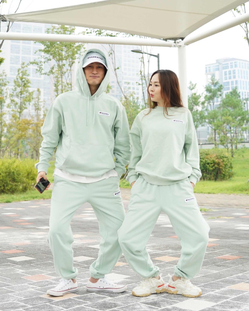 디스커버리 트레이닝복 세트로 커플시밀러룩 코디했어요