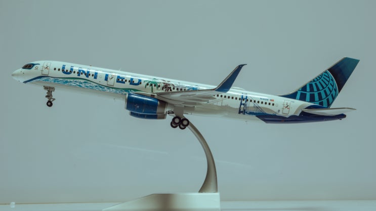  1:200 JC wings United Airlines 유나이티드 항공 B757-200 N14106 Her Art Here - California livery 다이캐스트 모형