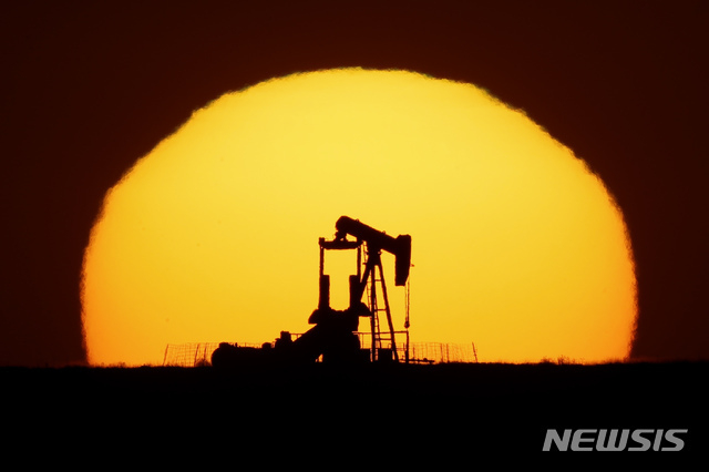 OPEC+, '하루 40만 배럴 증산' 유지 합의에 뉴욕 유가 상승 OPEC+, '하루 40만 배럴 증산' 유지 합의에 뉴욕 유가 상승
