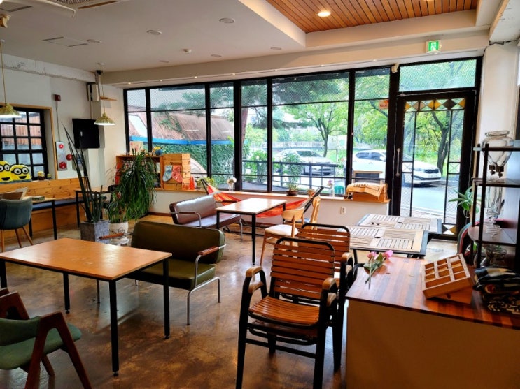  청주 살구나무거리 옆 파인트리 카페