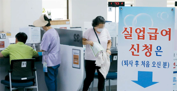 "결국 국민이 봉"…실업급여 퍼주더니 이젠 고용보험료 더 내라는 정부 "결국 국민이 봉"…실업급여 퍼주더니 이젠 고용보험료 더 내라는 정부