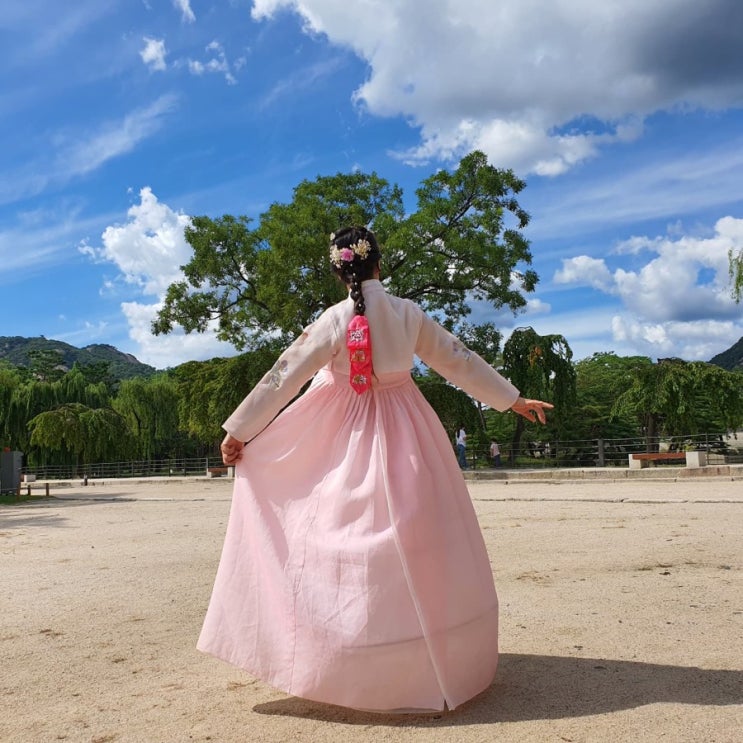  한복입고 경복궁 가서 거닐고 춤도 추고