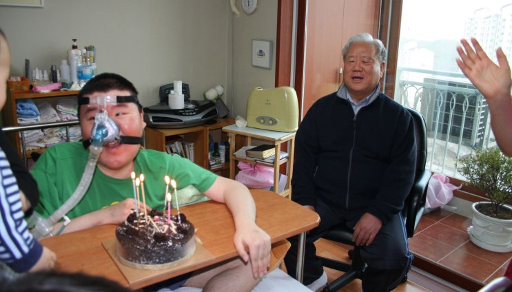  중증장애 근무력증으로 인공호흡기로 생활하는 신구를 아시나요?
