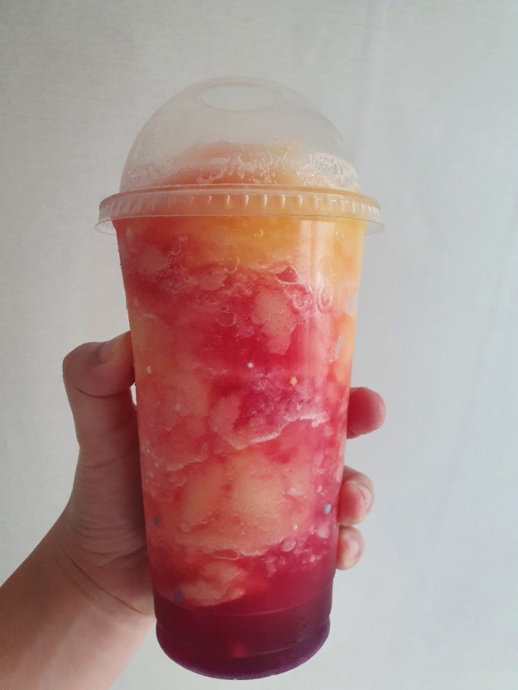  이디야 샤인파인 갤럭스치노 알록달록하니 맛나네